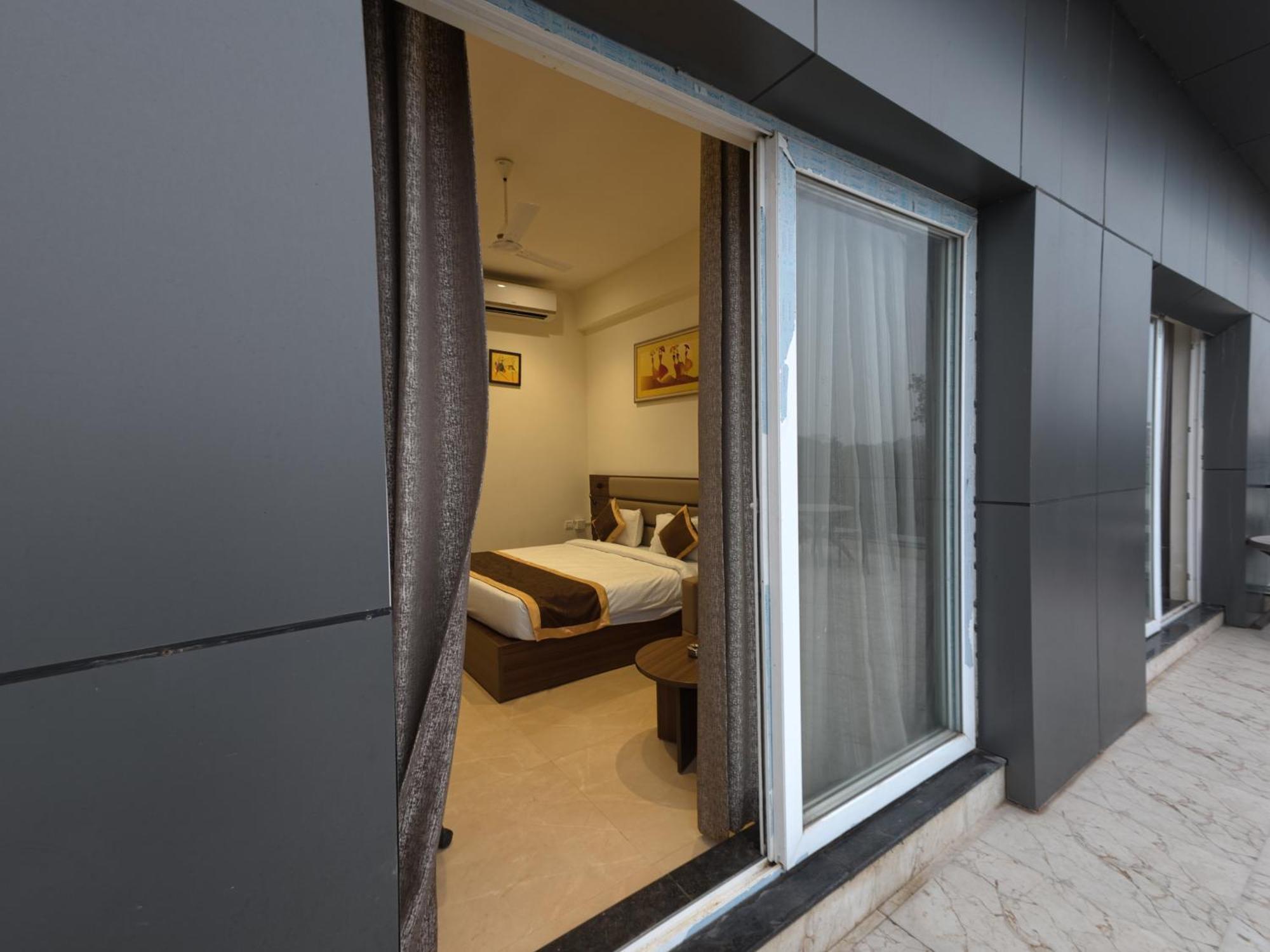 Neelam Orchid Hotel Kanpur Exterior foto